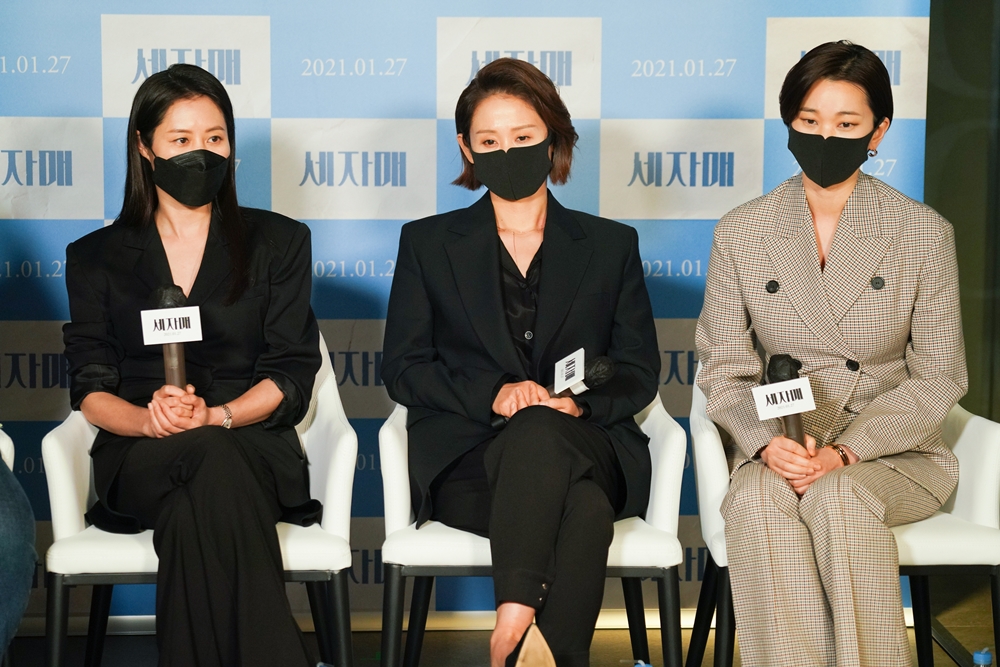 영화 '세자매' 언론시사회 현장. 배우 문소리(왼쪽부터), 김선영, 장윤주. 사진 리틀빅픽처스