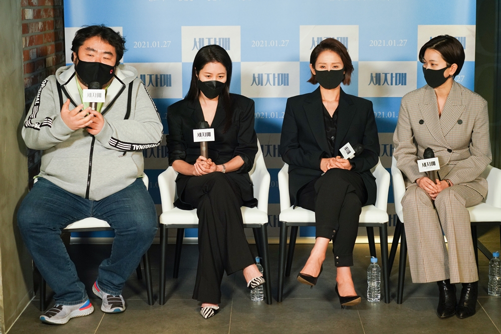 영화 '세자매' 언론시사회. 이승원 감독(왼쪽부터), 배우 문소리, 김선영, 장윤주. 사진 리틀빅픽처스