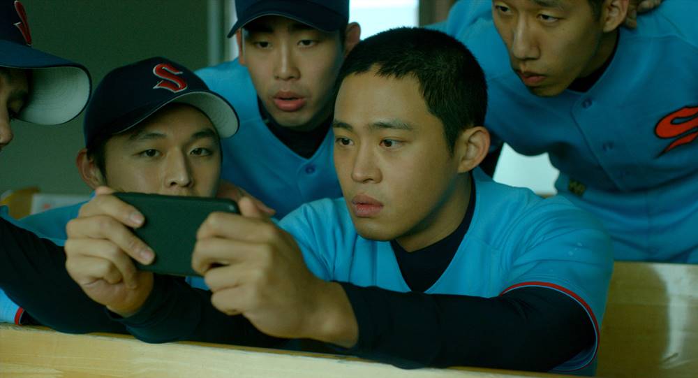영화 '낫아웃' 포스터. 사진 kth, 판씨네마㈜