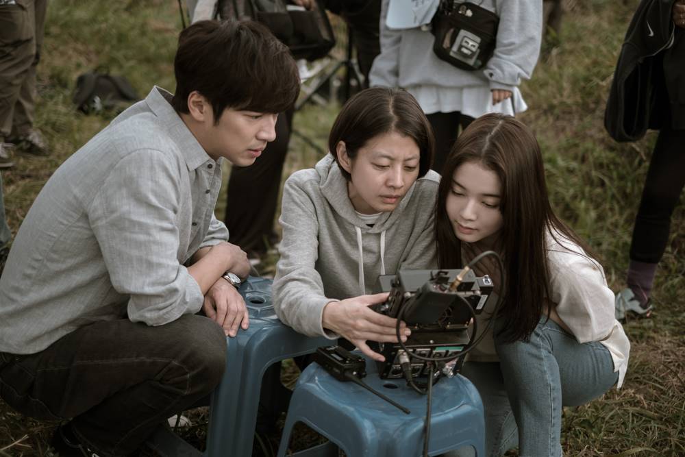 영화 '내가 죽던 날' 현장. 박지완 감독(가운데). 사진 워너 브러더스 코리아(주)