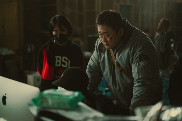 마동석의 '<b>황야</b>', 폐허의 세상 어떻게 그렸나