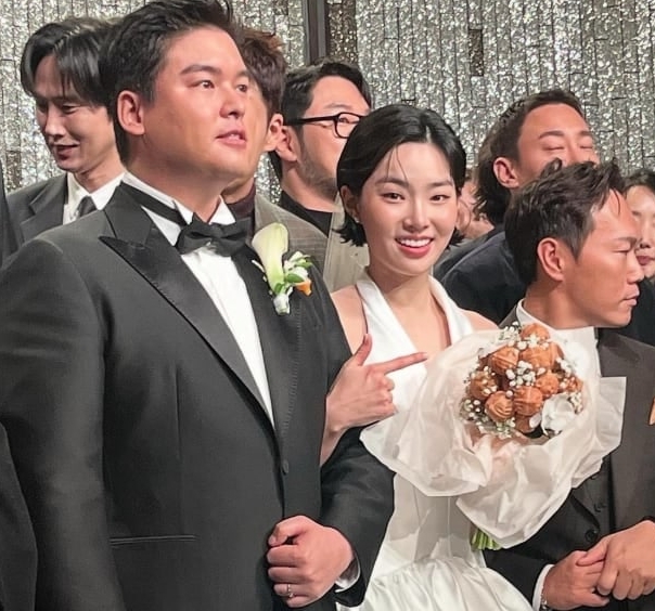 역시 '팜유'는 달랐다, <b>이장우</b> 결혼식 주례 전현무·부케 <b>호두과자</b>