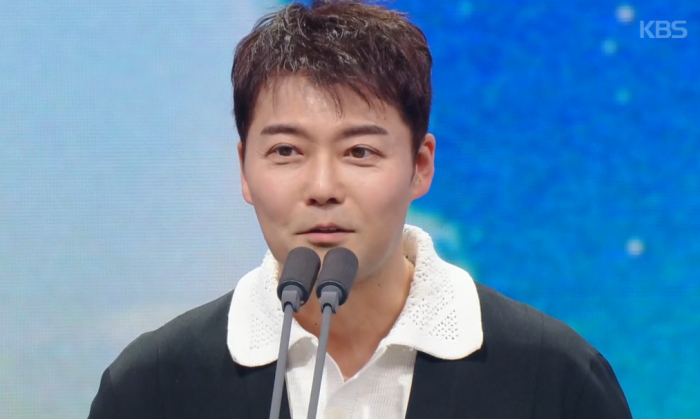 <b>전현무</b>, 친정 KBS서 첫 <b>연예대상</b> 수상